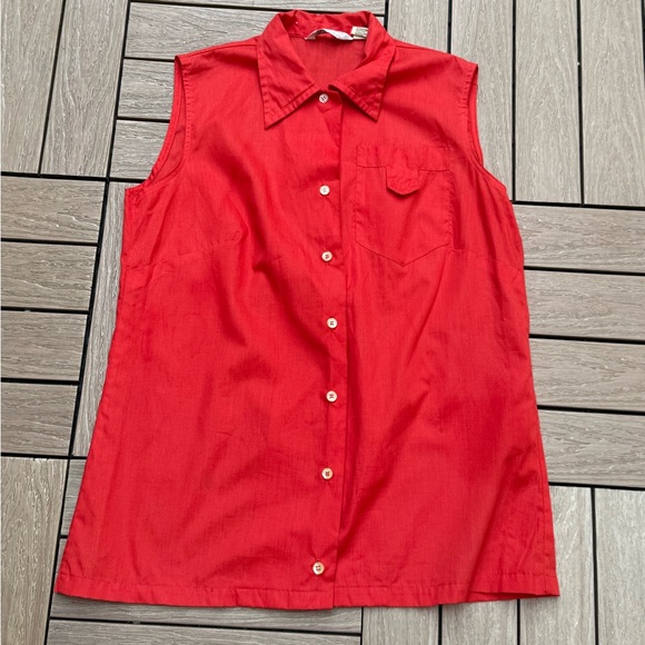 Ship’n Shore red sleeveless button down blouse - Picture 5 of 12